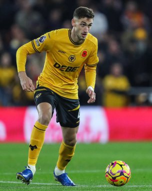 Wolverhampton Wanderers takımından Santiago Bueno Premier League maçında Wolverhampton Wanderers, Molineux, Wolverhampton, İngiltere 'deki Crystal Palace' a karşı 2 Kasım 2024