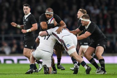 Yeni Zelandalı Patrick Tuipulotu, İngiltere 'nin Allianz Stadyumu, Twickenham, 2 Kasım 2024' te oynanan Güz Milletler Serisi karşılaşmasında İngiltere 'den Fin Baxter ve İngiltere' den Ben Curry tarafından yenildi.