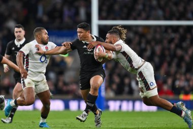 Yeni Zelandalı Caleb Clarke, İngiltere 'nin Allianz Stadyumu, Twickenham, 2 Kasım 2024' te oynanan Güz Milletler Serisi 'nde Chandler Cunningham-South ve İngiltere' den Ollie Lawrence tarafından yenildi.