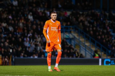 Blackpool 'dan Sonny Carey, Birleşik Krallık' ın 2 Kasım 2024 tarihli MEMS Priestfield Stadyumu 'nda oynanan Emirates FA Cup Birinci Raundunda Gillingham' a karşı Blackpool maçını izliyor.