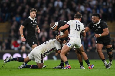 Yeni Zelandalı Patrick Tuipulotu İngiltere 'den Jamie George ve İngiltere' den Henry Slade ile İngiltere 'nin Allianz Stadyumu, Twickenham, 2 Kasım 2024' te oynadığı İngiltere - Yeni Zelanda maçında karşı karşıya geldi.