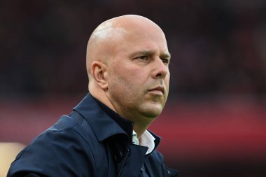 Liverpool Premier Lig karşılaşması öncesinde Anfield, Liverpool 'da Liverpool ve Hove Albion maçlarında Liverpool' un baş antrenörü, 2 Kasım 2024