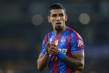 Crystal Palace 'dan Daniel Muoz, Premier League karşılaşması sonrasında Wolverhampton Wanderers' ın Molineux, Wolverhampton, İngiltere 'deki Crystal Palace' a karşı oynadığı 2 Kasım 2024 karşılaşmasından sonra gezgin taraftarları alkışlıyor.