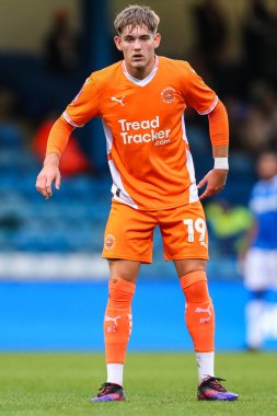 Blackpool 'dan Dom Ballard, Birleşik Krallık' ın 2 Kasım 2024 tarihli MEMS Priestfield Stadyumu 'nda oynanan birinci tur müsabakasında Gillingham' a karşı Blackpool 'da mücadele ediyor.