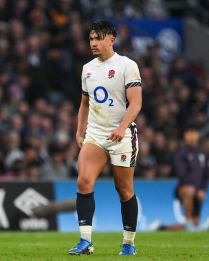 İngiltere 'den Marcus Smith, İngiltere' nin Yeni Zelanda 'ya karşı Allianz Stadyumu, Twickenham, Birleşik Krallık' ta 2 Kasım 2024 'te oynanan Güz Milletler Serisi karşılaşmasında ilk hamlesini yaptı.