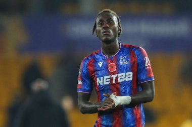 Kristal Saray 'dan Trevoh Chalobah, Premier League karşılaşması sonrasında Wolverhampton Wanderers, Molineux, Wolverhampton, İngiltere' deki Crystal Palace 'a karşı 2 Kasım 2024' te oynanan gezgin taraftarları alkışlıyor.