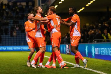Blackpool 'dan Sonny Carey, 2 Kasım 2024' te İngiltere 'nin Gillingham Priestfield Stadyumu' nda oynanan birinci tur müsabakasında takım arkadaşlarıyla 0-2 'lik galibiyetini kutluyor.