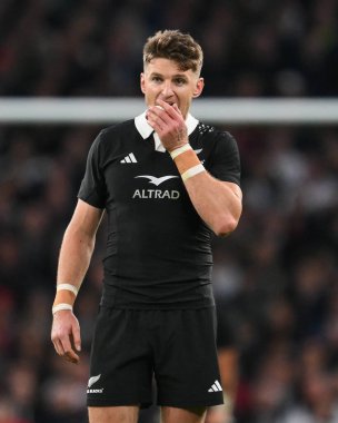 Yeni Zelandalı Beauden Barrett, İngiltere - Yeni Zelanda maçı sırasında 2 Kasım 2024 'te Twickenham' daki Allianz Stadyumu 'nda oynandı.