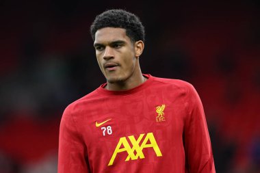 Liverpool 'dan Jarell Quansah, İngiltere' nin Liverpool kentinde 2 Kasım 2024 'te oynanan Liverpool-Brighton ve Hove Albion maçı öncesinde ısınıyor.