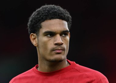Liverpool 'dan Jarell Quansah, İngiltere' nin Liverpool kentinde 2 Kasım 2024 'te oynanan Liverpool-Brighton ve Hove Albion maçı öncesinde ısınıyor.