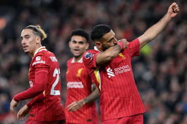 Liverpool 'dan Muhammed Salah, 2 Kasım 2024 tarihinde İngiltere' nin Liverpool kentinde oynanan Premier Lig karşılaşmasında Liverpool-Brighton ve Hove Albion maçına katılma hedefini kutluyor.