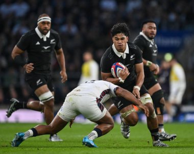 Yeni Zelandalı Wallace Sititi, İngiltere 'nin başkenti Twickenham' daki Allianz Stadyumu 'nda oynanan Güz Milletler Serisi karşılaşmasında Chandler Cunningham-South tarafından yenildi.