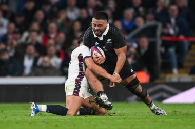 Yeni Zelandalı Asafo Aumua, İngiltere 'nin Twickenham şehrindeki Allianz Stadyumu' nda oynanan Güz Milletler Serisi karşılaşmasında İngiliz Marcus Smith tarafından yenildi.