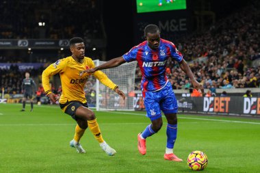 Kristal Saray 'dan Tyrick Mitchell Premier Lig maçında topu temizliyor. Wolverhampton Wanderers, Molineux, Wolverhampton' daki Crystal Palace 'a karşı, 2 Kasım 202