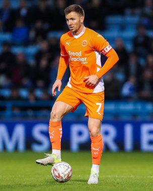 Blackpool 'dan Lee Evans, Birleşik Krallık' ın 2 Kasım 2024 tarihli MEMS Priestfield Stadyumu 'nda oynanan Gillingham - Blackpool FA Cup Birinci Raundu karşılaşmasında görev başında.