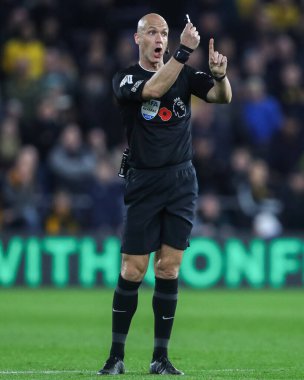 Hakem Anthony Taylor, Premier Lig maçı sırasında Wolverhampton Wanderers 'ın Molineux, Wolverhampton' daki Crystal Palace 'a karşı 2 Kasım 202' de işaret verdi.