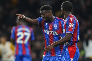 Kristal Saray 'dan Marc Guhi 2 Kasım 2024 tarihinde İngiltere' nin Wolineux kentinde oynanan Premier League karşılaşmasında Kristal Saray 'dan Tyrick Mitchell ile konuştu.