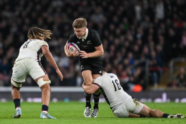 Yeni Zelandalı Jordie Barrett, İngiltere 'nin Twickenham, İngiltere' deki Allianz Stadyumu 'nda oynanan Güz Milletler Serisi karşılaşmasında İngiltere' den Theo Dan tarafından yenildi.