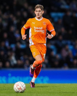 Blackpool 'dan Dom Ballard, Birleşik Krallık' ın 2 Kasım 2024 tarihli MEMS Priestfield Stadyumu 'nda oynanan birinci tur müsabakasında Gillingham' a karşı Blackpool 'da mücadele ediyor.