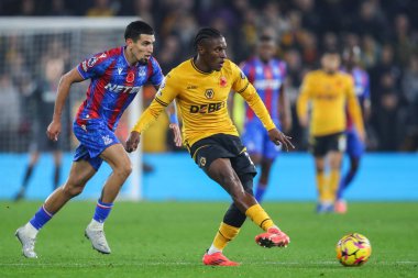 Wolverhampton Wanderers takımından Jean-Ricner Bellegarde, Premier Lig karşılaşmasında Crystal Palace 'dan Daniel Muoz' dan baskı alırken Molineux, Wolverhampton, İngiltere 'deki Kristal Saray' a karşı 2 Kasım 2024