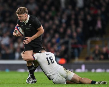 Yeni Zelandalı Jordie Barrett, İngiltere 'nin Twickenham, İngiltere' deki Allianz Stadyumu 'nda oynanan Güz Milletler Serisi karşılaşmasında İngiltere' den Theo Dan tarafından yenildi.
