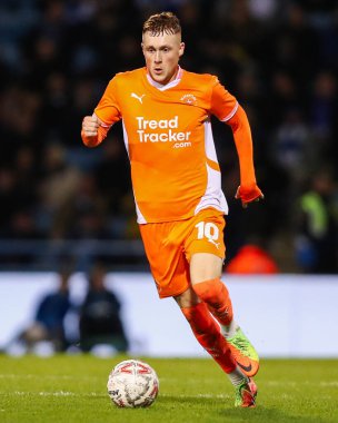 Blackpool 'dan Sonny Carey, 2 Kasım 2024' te İngiltere 'nin Gillingham Priestfield Stadyumu' nda oynanan birinci tur müsabakasında topla koşuyor.