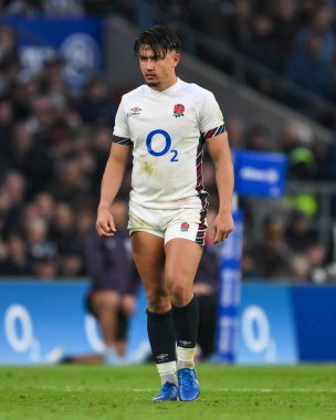 İngiltere 'den Marcus Smith, İngiltere' nin Yeni Zelanda 'ya karşı Allianz Stadyumu, Twickenham, Birleşik Krallık' ta 2 Kasım 2024 'te oynanan Güz Milletler Serisi karşılaşmasında ilk hamlesini yaptı.