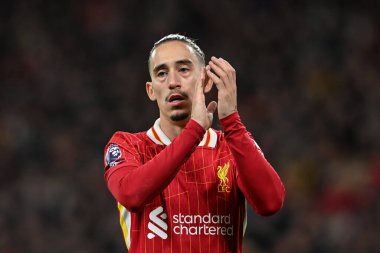 Liverpool 'dan Kostas Tsimikas, 2 Kasım 2024 tarihinde İngiltere' nin Liverpool kentinde Liverpool ve Hove Albion maçında taraftarları alkışladı.