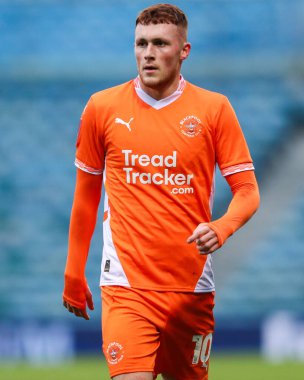 Blackpool 'dan Sonny Carey, Birleşik Krallık' ın 2 Kasım 2024 tarihli MEMS Priestfield Stadyumu 'nda oynanan Emirates FA Cup Birinci Raundunda Gillingham' a karşı Blackpool maçını izliyor.