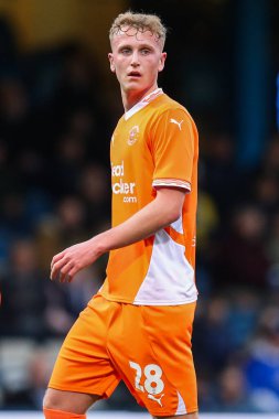 Blackpool 'dan Jake Beesley, Birleşik Krallık' ın 2 Kasım 2024 tarihli MEMS Priestfield Stadyumu 'nda oynanan Emirates FA Cup Birinci Raundunda Gillingham ve Blackpool maçını izliyor.