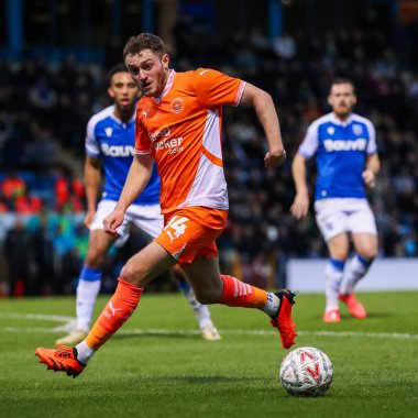 Blackpool 'dan Elliot Embleton, 2 Kasım 2024 tarihinde İngiltere' nin Gillingham şehrinde oynanan MEMS Priestfield Stadyumu 'nda oynanan birinci tur müsabaka Gillingham - Blackpool maçında topu aldı.