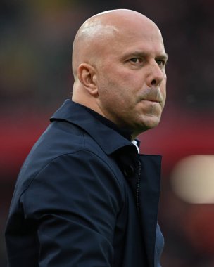 Liverpool Premier Lig karşılaşması öncesinde Anfield, Liverpool 'da Liverpool ve Hove Albion maçlarında Liverpool' un baş antrenörü, 2 Kasım 2024