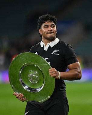 Yeni Zelandalı Wallace Sititi, 2 Kasım 2024 'te Birleşik Krallık' ın Twickenham kentindeki Allianz Stadyumu 'nda oynanan Sonbahar Uluslar Serisi maçından sonra Hillary Kalkanını elinde tutuyor. 