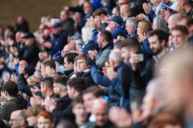 Taraftarlar Blackpool 'lu Steve Bruce' u, 2 Kasım 2024 tarihinde İngiltere 'nin Gillingham kentindeki MEMS Priestfield Stadyumu' nda oynanan Emirates FA Cup First Round karşılaşması öncesinde futbol maçına dönüşünde alkışladılar.