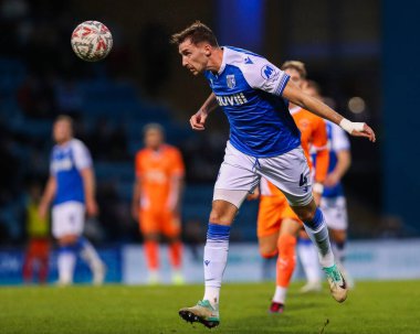 Gillingham 'lı Conor Masterson, 2 Kasım 2024 tarihinde İngiltere' nin Gillingham şehrinde oynanan MEMS Priestfield Stadyumu 'nda oynanan Emirates FA Cup Birinci Raundunda topu sürüyor.