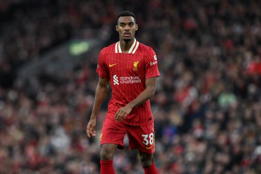 Liverpool 'dan Ryan Gravenberch Premier Lig maçı sırasında Liverpool' a karşı Anfield, Liverpool 'da Hove Albion, 2 Kasım 2024