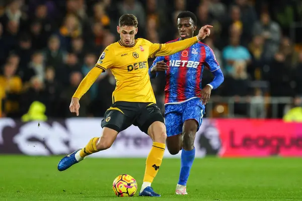 Kristal Saray 'dan Eddie Nketiah Premier Lig maçında Wolverhampton Wanderers, Molineux, Wolverhampton, Birleşik Krallık' ta 2 Kasım 2024 'te Crystal Palace' a karşı oynarken Santiago Bueno pas attı.