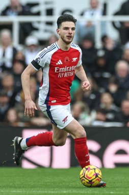 Arsenal 'den Declan Rice Premier Lig karşılaşmasında Newcastle United ile Arsenal arasında 2 Kasım 2024' te St. James 's Park, Newcastle, İngiltere