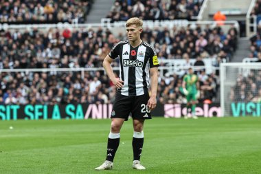 Lewis Hall of Newcastle United Premier League maçı sırasında Newcastle United, St. James 's Park, Newcastle, 2 Kasım 2024' te Arsenal 'e karşı.