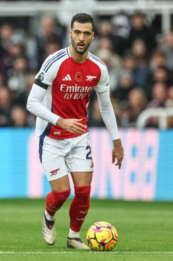 Arsenal 'den Mikel Merino Premier Lig maçı sırasında top ile Newcastle United, St. James' s Park, Newcastle, 2 Kasım 2024 'te Arsenal' e karşı.