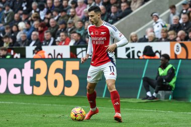 Arsenal 'den Gabriel Martinelli Premier Lig maçı sırasında top ile Newcastle United' a karşı St. James 's Park, Newcastle, 2 Kasım 2024
