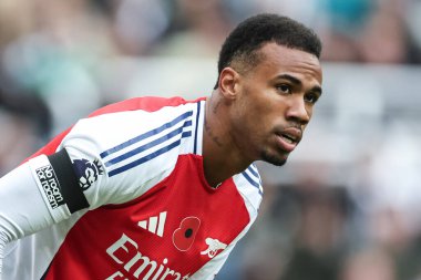 Gabriel of Arsenal Premier League maçı sırasında Newcastle United, St. James 's Park, Newcastle, İngiltere' de Arsenal 'e karşı 2 Kasım 2024