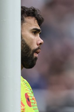 Arsenal 'den David Raya, Premier Lig maçı sırasında takımına talimat verir. 2 Kasım 2024' te St. James 's Park, Newcastle' da Newcastle Arsenal 'e karşı.
