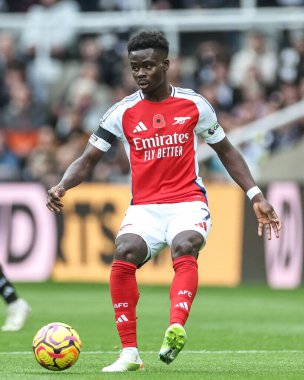Arsenal 'den Bukayo Saka Premier Lig maçı sırasında Newcastle United ile St.James' s Park, Newcastle, 2 Kasım 2024 'te karşı karşıya geldi.