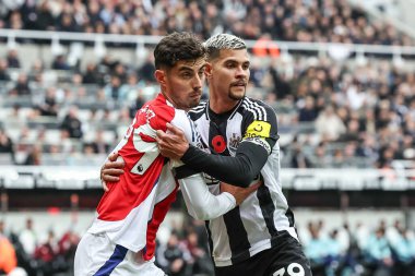 Arsenal 'den Kai Havertz ve Newcastle United' dan Bruno Guimares Premier Lig maçı sırasında St.James 's Park, Newcastle, İngiltere' de 2 Kasım 2024 'te oynanan karşılaşmada top için mücadele ettiler.