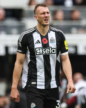 Newcastle United 'dan Dan Burn Premier League maçı sırasında Newcastle United ile St. James' s Park, Newcastle, 2 Kasım 2024 'te karşı karşıya geldi.