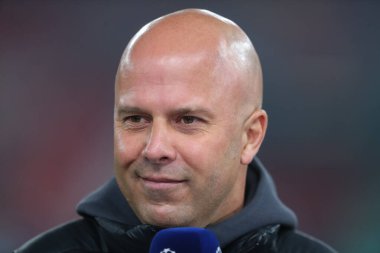 Arne Slot teknik direktörü UEFA Şampiyonlar Ligi, Lig Stage maçı Liverpool-Bayer 04 Leverkusen maçında 5 Kasım 2024 'te Anfield, Liverpool, İngiltere' de yaptığı bir söyleşide bir konuşma yaptı.