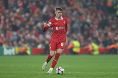 Liverpool 'dan Conor Bradley topu UEFA Şampiyonlar Ligi' nde, Lig Sahne Maçı 'nda Liverpool Bayer 04 Leverkusen' e karşı Anfield, Liverpool, İngiltere 'de, 5 Kasım 2024' te