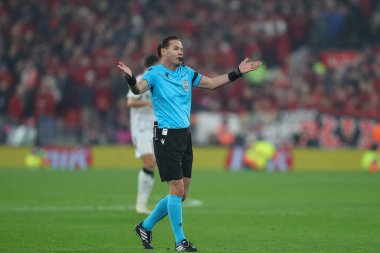 Hakem Danny Makkelie, UEFA Şampiyonlar Ligi, Lig Sahne Maçı 'nda Liverpool, Bayer 04 Leverkusen' e karşı Anfield, Liverpool, İngiltere 'de 5 Kasım 2024' te tepki gösterdi.