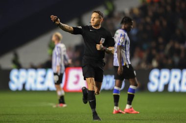 Hakem Stephen Martin, Norwich City 'den George Long' un 5 Kasım 2024 'te Sheffield Çarşamba günü Hillsborough, Sheffield, İngiltere' de Norwich City 'e karşı oynanan Sky Bet Şampiyonası maçında sakatlanmasının ardından yardım çağrısında bulundu.